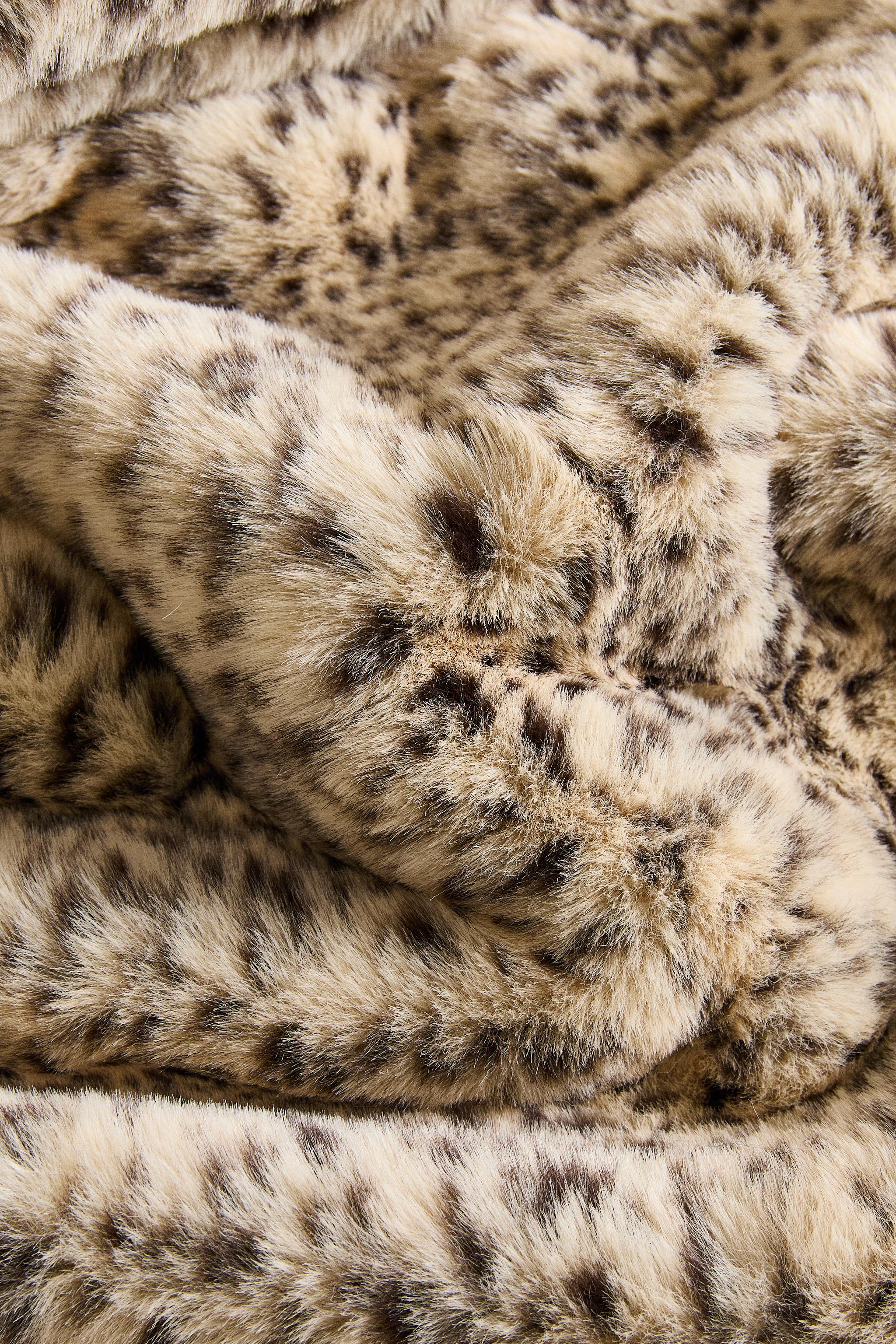 ANIMAL PRINT FAUX FUR BLANKET